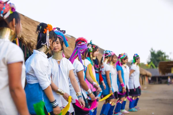 Tribal meisjes uitvoeren van nationale dans — Stockfoto