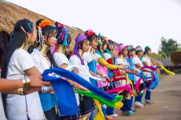 Tribal girls performing national dance — Stock Photo, Image