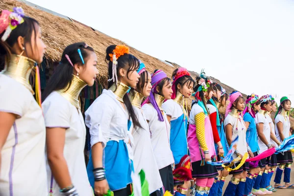 Племенные девушки исполняют национальный танец — стоковое фото