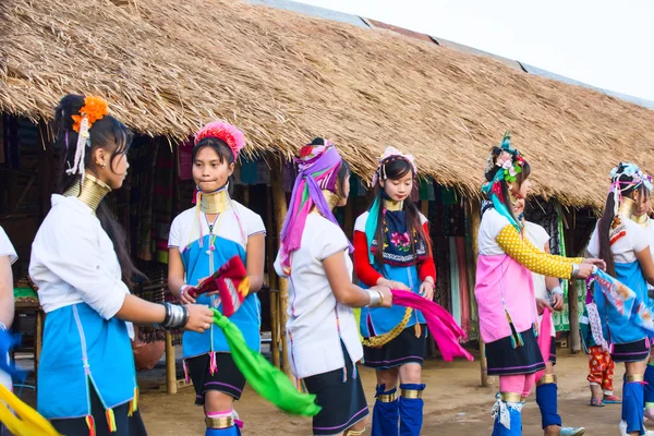 Tribal girls performing national dance — Stock Photo, Image