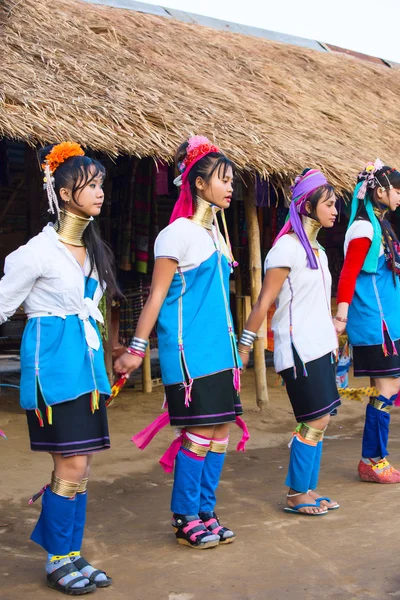 Filles tribales exécutant la danse nationale — Photo