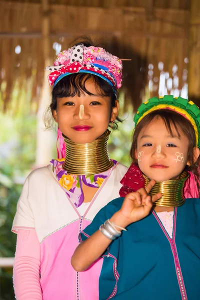 Karen tribal flickor från Padaung lång hals hill tribe village — Stockfoto