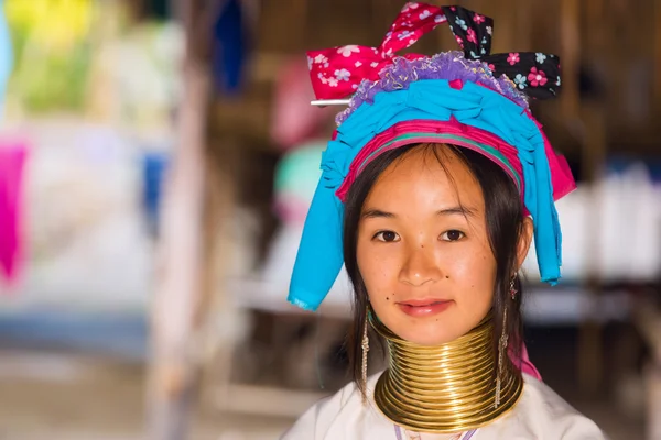 Karen tribal flicka från Padaung lång hals hill tribe village — Stockfoto