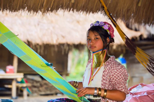 Karen tribal chica de Padaung largo cuello colina tribu aldea — Foto de Stock