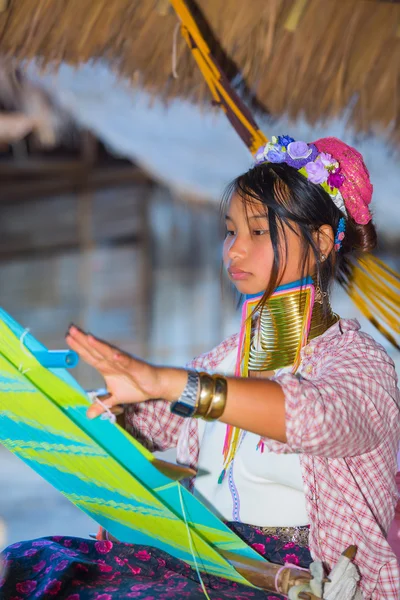 Karen tribal chica de Padaung largo cuello colina tribu aldea — Foto de Stock