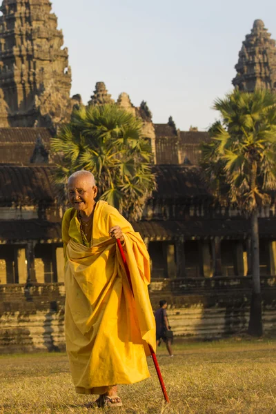 Female monk  at Angkor Wat temple — Stock Photo, Image