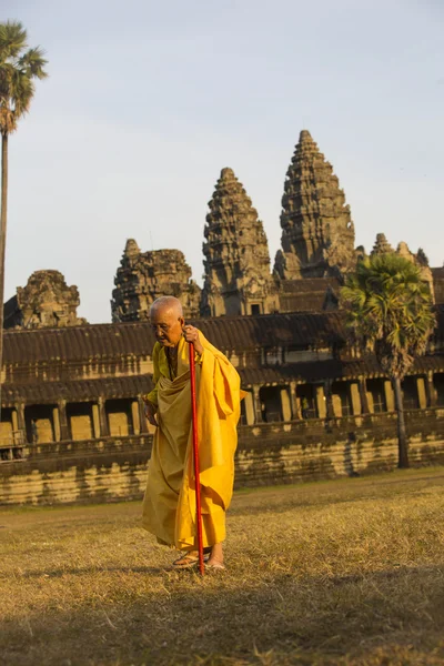 Female monk  at Angkor Wat temple — Stock Photo, Image