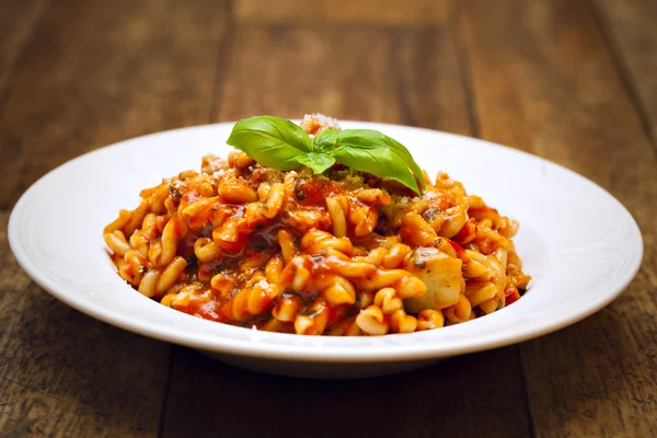 Gemelli pasta with tomato and zucchini sauce — Stockfoto