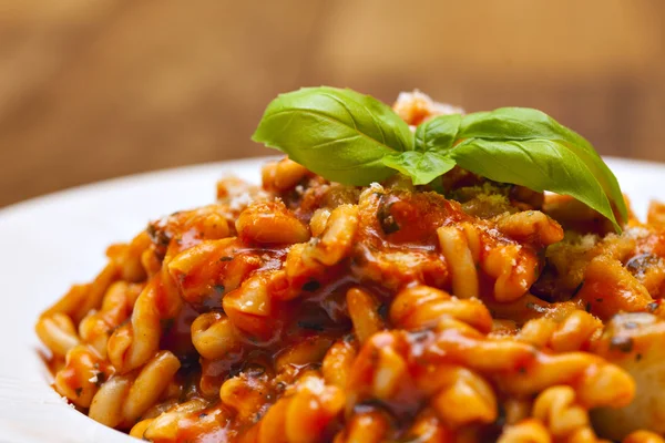 Gemelli-Nudeln mit Tomaten-Zucchini-Sauce — Stockfoto