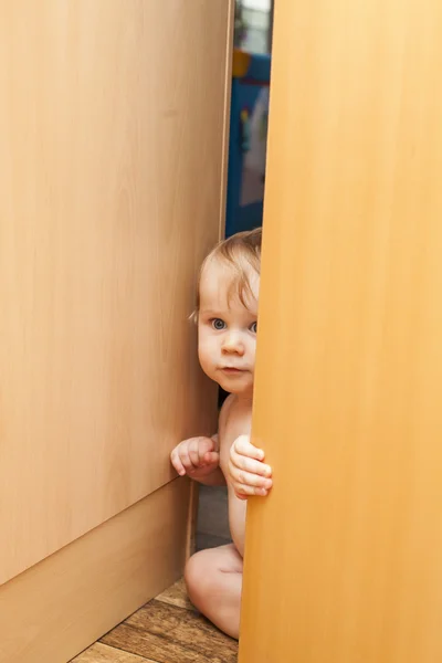 Anak laki-laki melihat melalui pintu ajar — Stok Foto