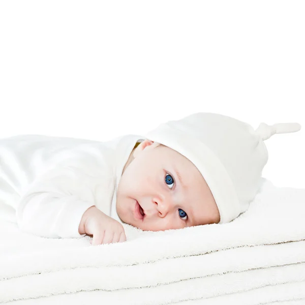 Chlapeček na bílé ručníky — Stock fotografie