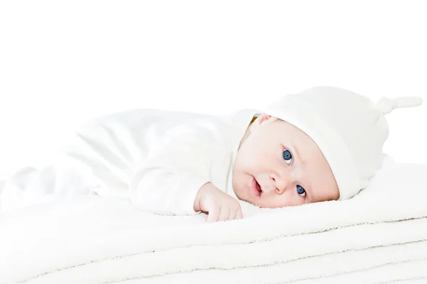 Babyjongen op witte towels handdoeken — Stockfoto