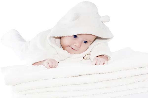 Babyjongen op witte towels handdoeken — Stockfoto