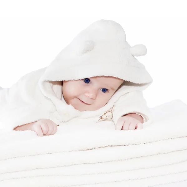 Bébé garçon sur serviettes blanches — Photo