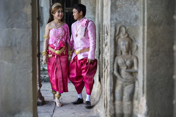 Kambodjanska par i traditionellt bröllop kläder — Stockfoto