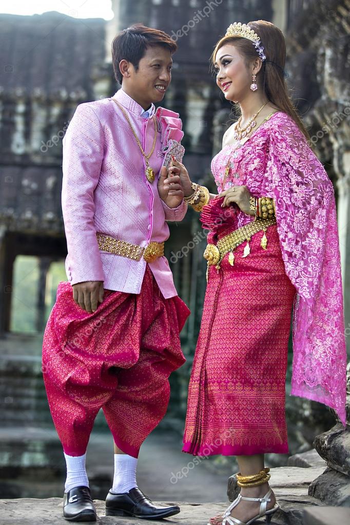 traditional wedding clothes for couples