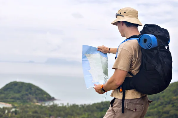Backpacker with  rucksack reading map — Stock Photo, Image