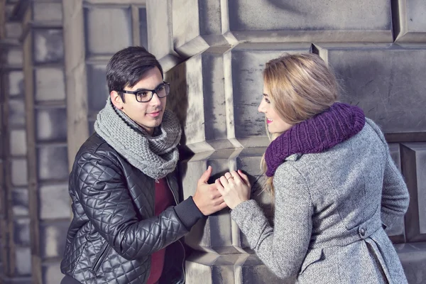 Attraktives junges verliebtes Paar — Stockfoto