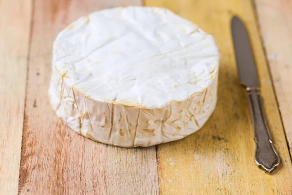 Ahşap masa Camembert peyniri ve vintage bıçak — Stok fotoğraf