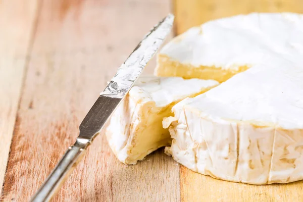 Camembert peyniri kesme kama ve ahşap tabl vintage bıçak ile — Stok fotoğraf