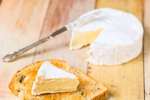 Kızarmış ekmek dilimi ve vinta kesim kama Camembert peyniri — Stok fotoğraf