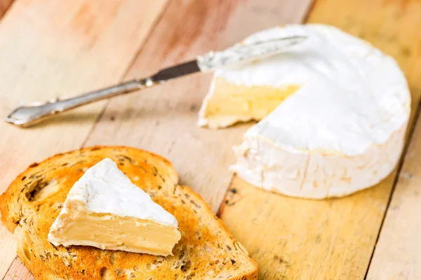 Queijo camembert com cunha cortada em fatias de pão torrado e vinta — Fotografia de Stock