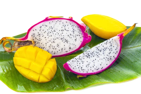 Frutas de dragón y papaya sobre hoja de plátano —  Fotos de Stock