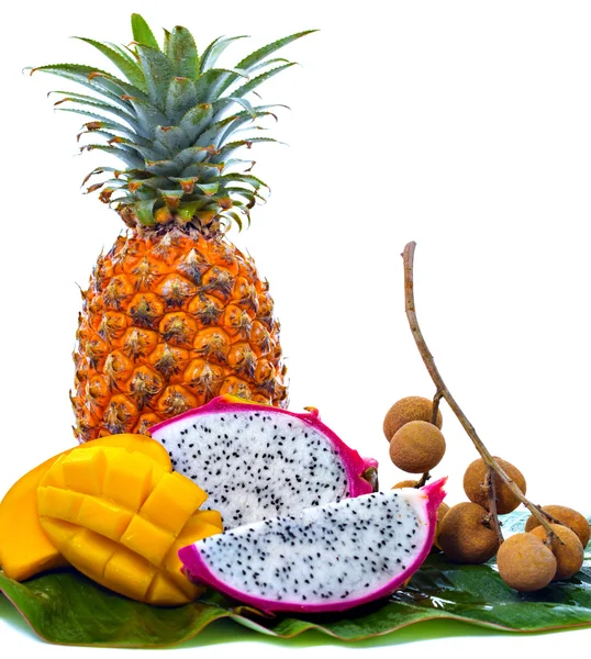 Varias frutas tropicales en hoja de palma verde —  Fotos de Stock
