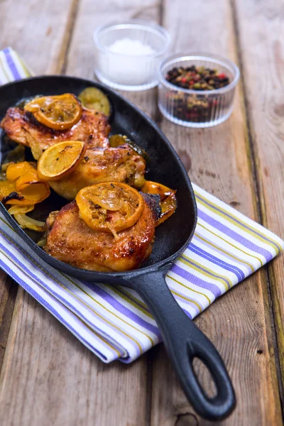 Chicken thighs with lemon slices — Stock Photo, Image