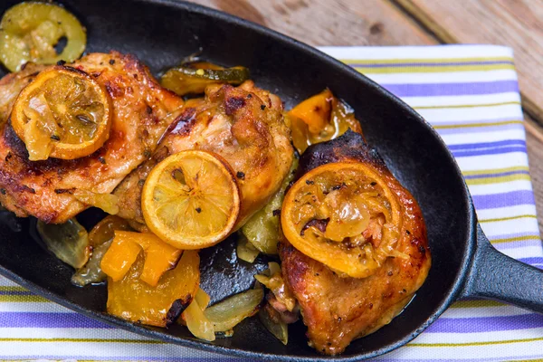 Chicken thighs with lemon slices — Stock Photo, Image