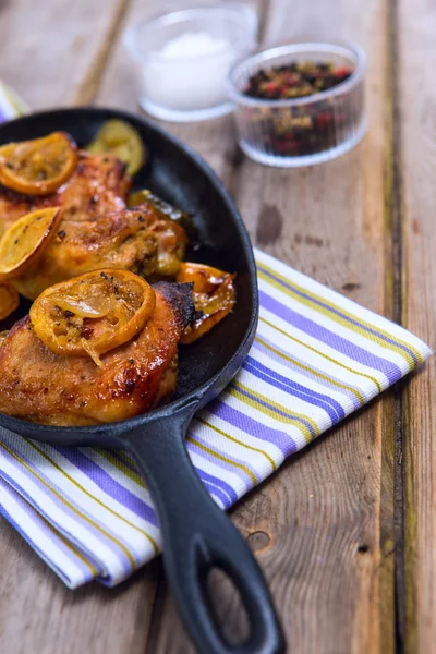 Chicken thighs with lemon slices — Stock Photo, Image