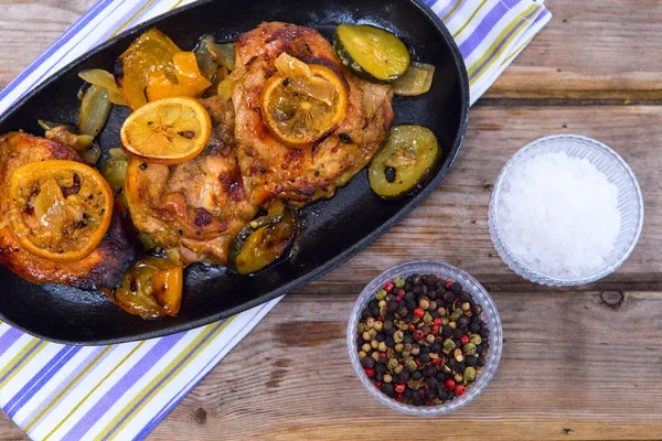 Chicken thighs with lemon slices — Stock Photo, Image