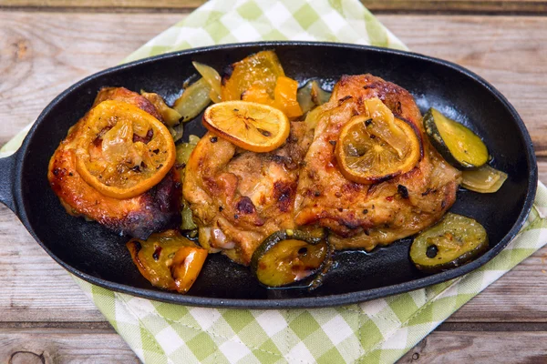 Chicken thighs with lemon slices — Stock Photo, Image