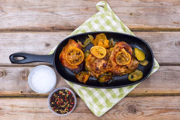 Chicken thighs with lemon slices — Stock Photo, Image