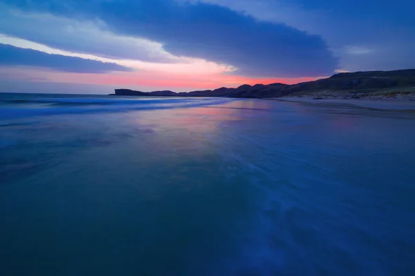 Färgglada Nattlandskap berömda Oldshoremore Beach på nordan — Stockfoto