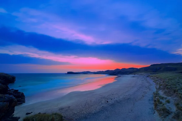 Colorido paisaje nocturno de la famosa playa de Oldshoremore en Norther — Foto de Stock