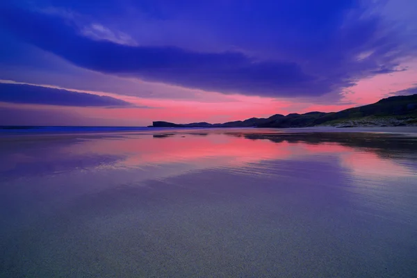 Paysage nocturne coloré de la célèbre plage d'Oldshoremore dans le Nord — Photo