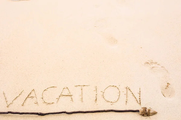 Inscrição de férias escritas em areia molhada — Fotografia de Stock