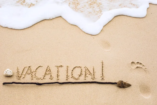 濡れた砂の上に書かれた休暇の碑文 — ストック写真