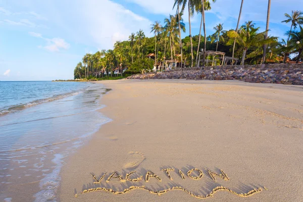 Iscrizione di vacanza scritta su sabbia bagnata — Foto Stock