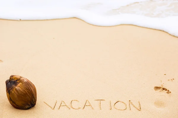砂に書かれた休暇の単語の碑文 — ストック写真