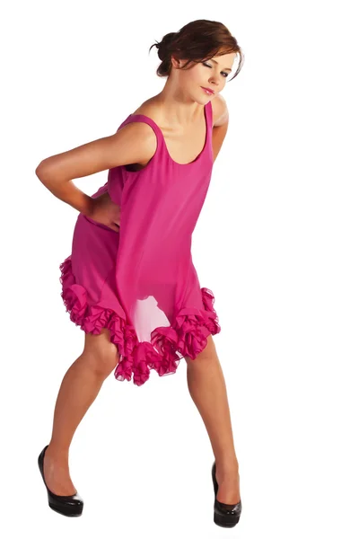 Молодая и сексуальная женщина модель в розовом платье позирует — стоковое фото