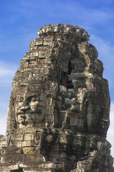 Starożytne kamienne twarze król Dżajawarman VII — Zdjęcie stockowe
