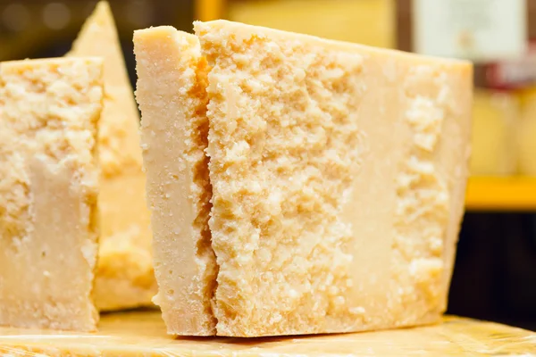 Grana Padano veya kahvaltilari Reggiano aka Parmesan peyniri — Stok fotoğraf