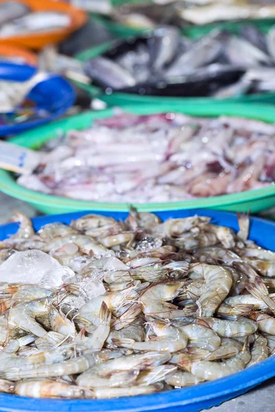 Fresh shrimps on ice exposition at the seafood market In Thailan — Stock Photo, Image