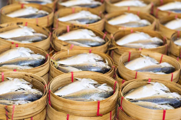 Steamed fish, Plaa Tuu (mackerel) in bamboo steamers at the seaf — Stock Photo, Image