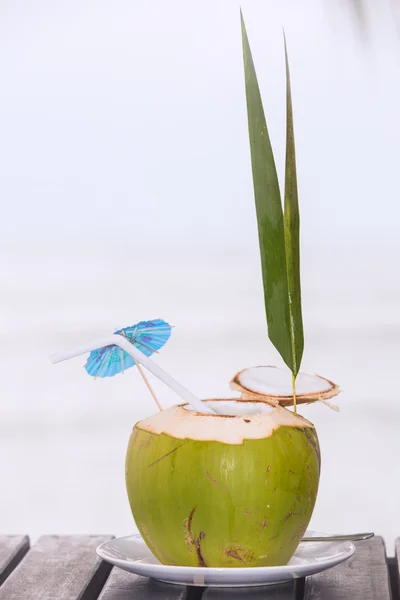 Bebida de água de coco servido em coco com palha de beber na — Fotografia de Stock