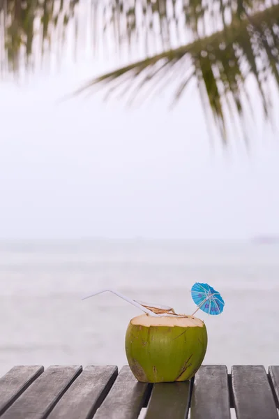 Kokosová voda nápoj podává v kokosu s pitím slámy na — Stock fotografie