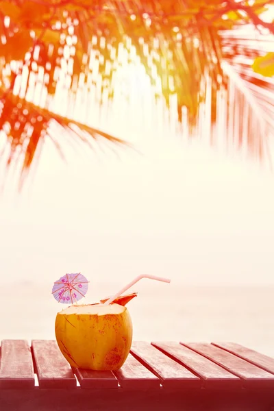 Bevanda di acqua di cocco servita in noce di cocco con cannuccia da bere sul — Foto Stock
