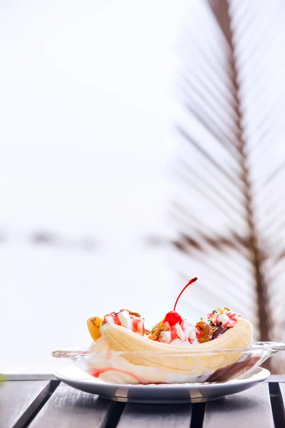 Banán split fagylalt és tejszínhabbal cherry — Stock Fotó